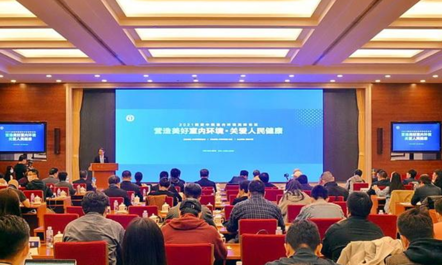 高洁雅工程师正在进行除醛施工作业